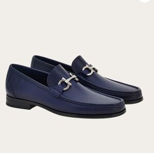 $1200 FERRAGAMO MOCCASIN WITH GANCINI ORNAMENT Size 8.5